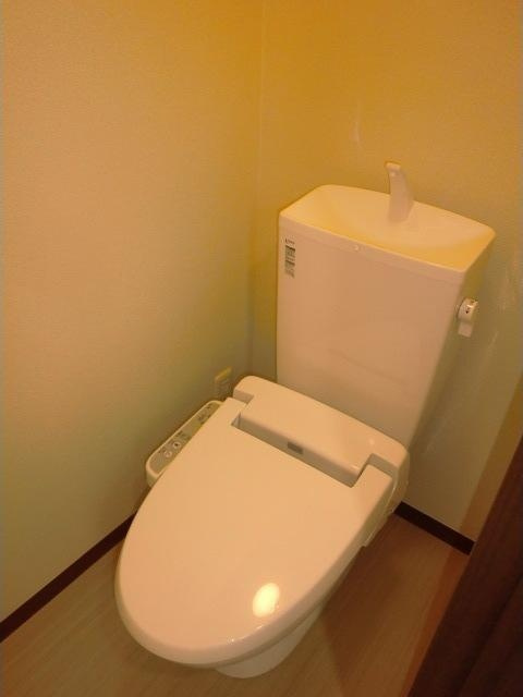 西宮市小松町２丁目のアパートのトイレ