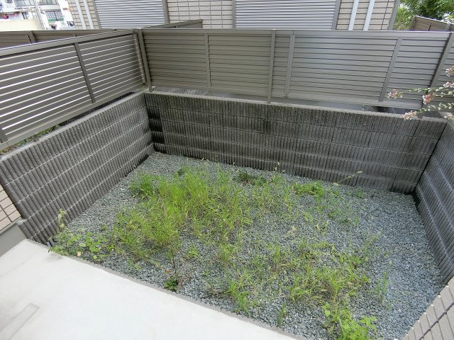 西宮市小松町２丁目のアパートのバルコニー