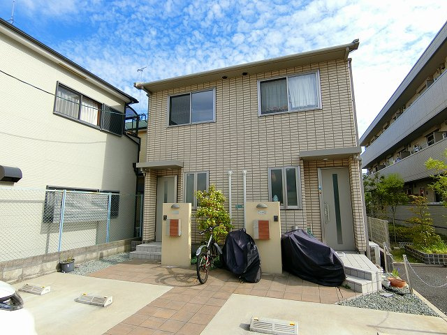 西宮市小松町２丁目のアパートの外観