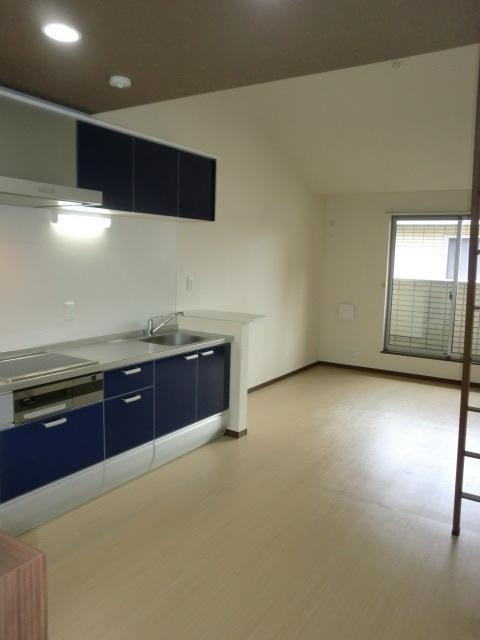 西宮市小松町２丁目のアパートの居間・リビング
