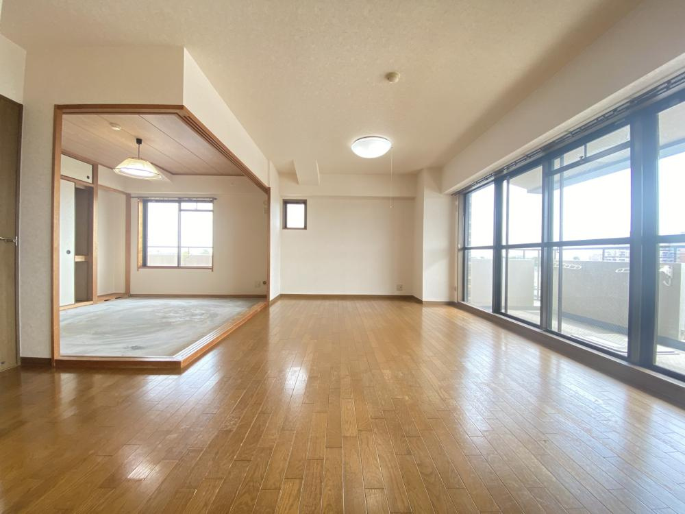 西宮市小松北町１丁目の賃貸マンションの居間・リビング