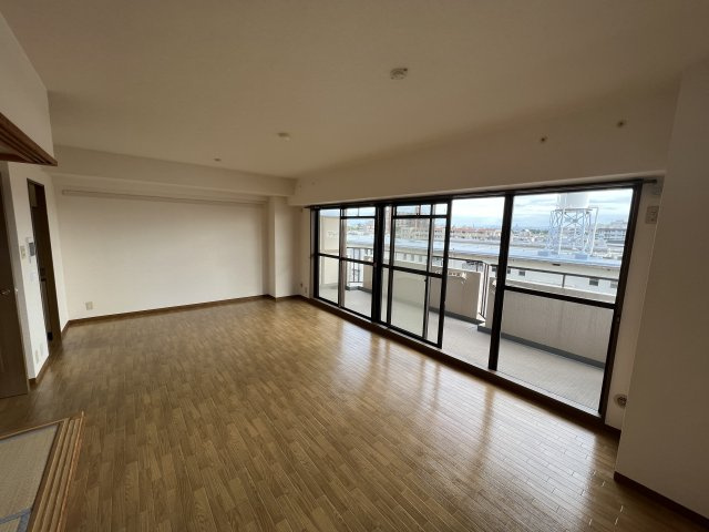 西宮市小松北町１丁目の賃貸マンションの居間・リビング