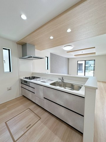 佐伯区美鈴が丘西4丁目のキッチン|人造大理石天板使用のシステムキッチン☆
人造大理石天板は水垢が付きにくく汚れが落ちやすいのでお手入れも楽ちんです♪