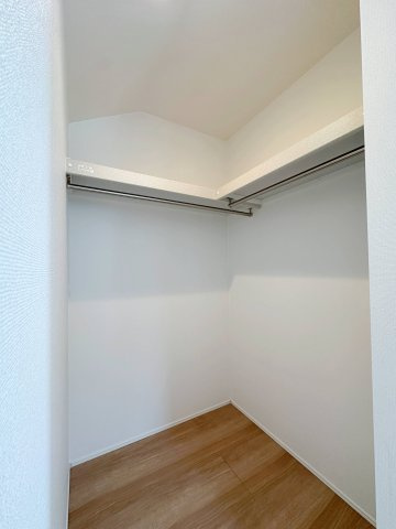 佐伯区美鈴が丘西4丁目の収納|全居室収納☆
6帖洋室のウォークインクローゼットです♪