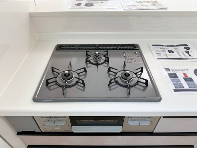 佐伯区美鈴が丘西4丁目のキッチン|都市ガス仕様の3口ガスコンロ☆
高火力のバーナーが使用可能、調理器具を選ばないのがガスコンロ。停電時でも使用可能で安心です♪