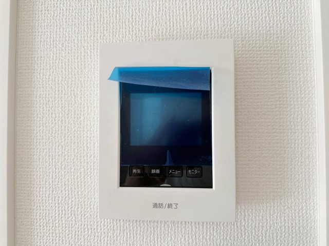 佐伯区美鈴が丘西4丁目の防犯設備|ドアホン☆
来客があったとき、室内からカメラやマイクを使って相手や用件を確認できます。相手を事前に確認することができ、訪問販売対策や防犯面でも役に立つアイテムです♪