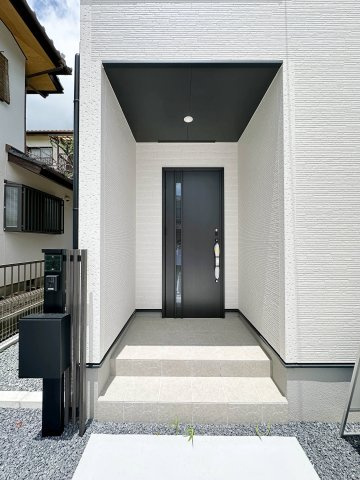 佐伯区美鈴が丘西4丁目の玄関|玄関ポーチ☆
屋根も付いており、雨が降っても濡れる心配はありません♪