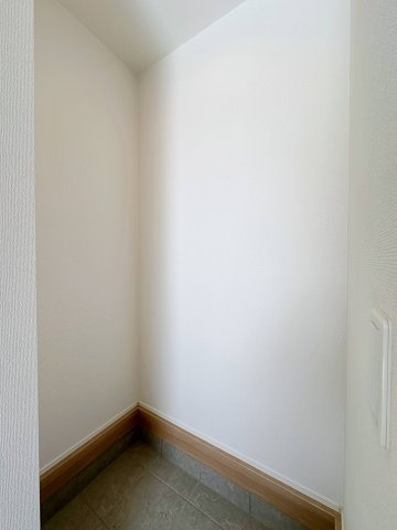 佐伯区美鈴が丘西4丁目の収納|シューズクローク☆
どま続きの収納のため、ベビーカーなどを収納するのに便利です！