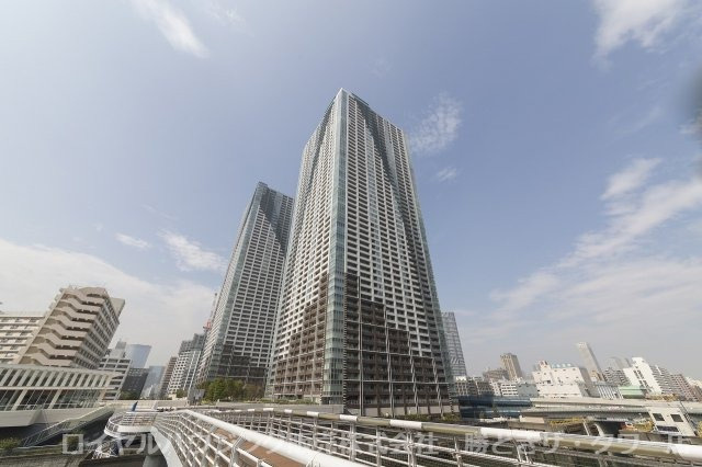 地上58階建ての重厚な外観のツインタワーマンション