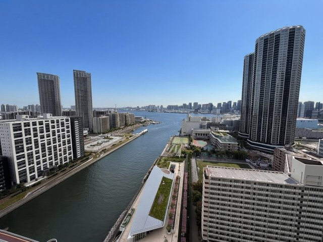 24階南西向きならではの開放感！運河の煌めきとレインボーブリッジを望む圧倒的な眺望。青空が広がる開放的なロケーションが魅力です。