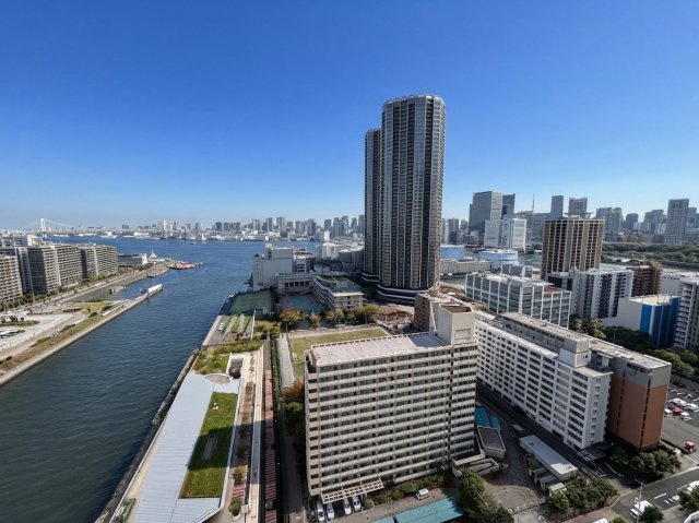 24階南西向きならではの開放感！運河の煌めきとレインボーブリッジを望む圧倒的な眺望。青空が広がる開放的なロケーションが魅力です。