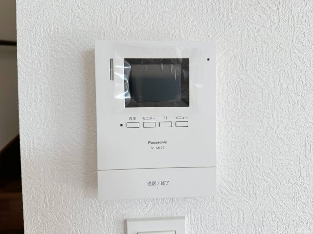 佐伯区美鈴が丘東2丁目の防犯設備|ドアホン☆
来客があったとき、室内からカメラやマイクを使って相手や用件を確認できます。相手を事前に確認することができ、訪問販売対策や防犯面でも役に立つアイテムです♪