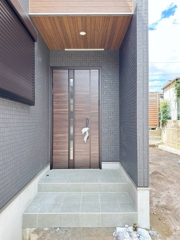 佐伯区美鈴が丘東2丁目の玄関|玄関ポーチ☆
屋根も付いており、雨が降っても濡れる心配はありません♪