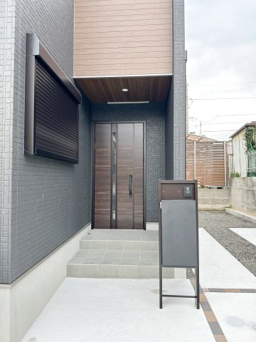 佐伯区美鈴が丘東2丁目の玄関|玄関ポーチ☆
屋根も付いており、雨が降っても濡れる心配はありません♪