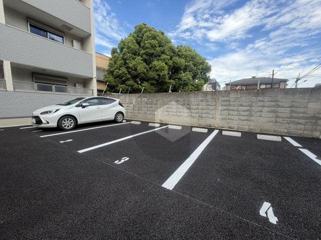 ロイヤルハイツ俊徳道の駐車場