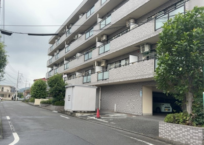 【外観】 | グレンモアスワＢ館 | 外観はマンション管理がされているかの目安になります。築年数が古いと、壁面は劣化してひび割れが生じることも！建物が古びていても細かいところが修繕されていると、きちんと管理されているなぁと感じるでしょう。