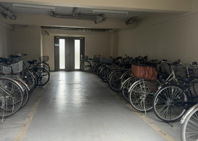 【駐車場】 | グレンモアスワＢ館 | 車一台あたりに必要なスペースは、標準サイズの普通自動車で横幅2m50cm、長さ5mは必要になります。ただし、乗降のことも考慮して横幅3m30cm、長さ5m50cmほどは確保できるところを選びましょう。