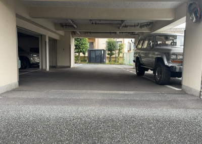 【駐車場】 | グレンモアスワＢ館 | 駐車場と明記されていても、最小スペースでつくられた駐車場だと大型車は駐車できなかったり、出入りしにくくなったりする可能性があります。お車のサイズと購入したい物件の駐車場のサイズを現地で確認しましょう。
