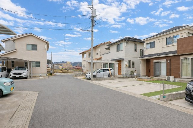 東広島市八本松飯田7丁目の前面道路含む現地写真|前面道路は南側道路で幅員約６ｍ。
団地内なので交通量は少ないので、小さなお子様がおられても安心です。
