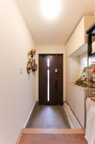 東広島市八本松飯田7丁目の玄関|明るく清潔感のある玄関。収納力のあるシューズボックス付きで、すっきりとした空間を保てます。ディスプレイも楽しめる収納で、毎日の帰宅が心地よくなります。