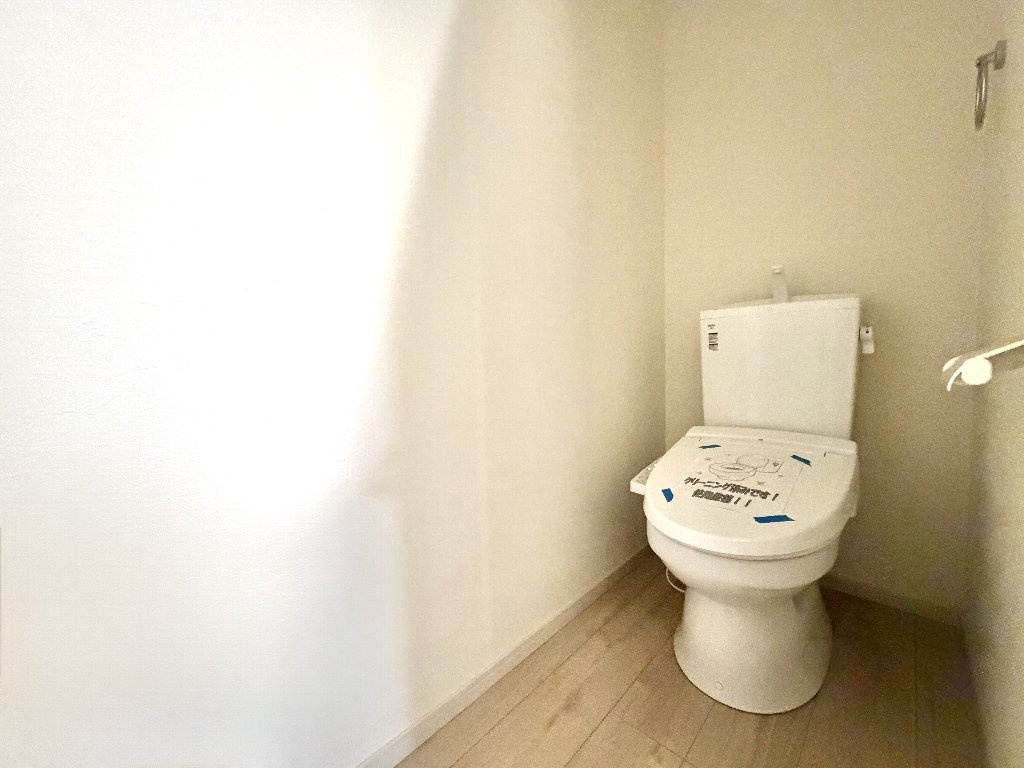 所沢市下安松　新築一戸建　武蔵野線　東所沢のトイレ|1Fトイレ
各階トイレにシャワートイレを標準設置しております。