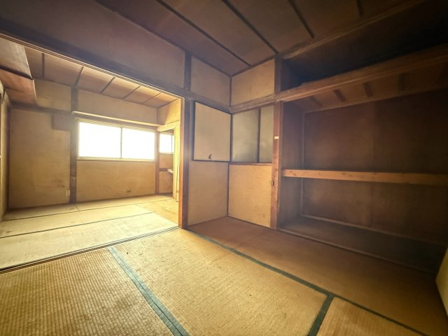 ～商業施設や公園が整う場所～　埼玉県ふじみ野市亀久保　の和室|大きな押入れ収納付きで季節の衣類や布団もすっきり収められます
