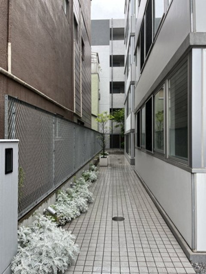 【エントランス】 | Ｍｏｎ－ｎａｋａ　Ａｐａｒｔｍｅｎｔ　Ｔｅｒｒａｃｅ