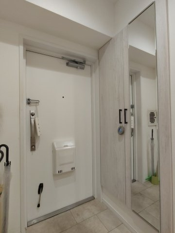 日商岩井北浦和マンションB棟の玄関|人感センサー付きLED照明です。