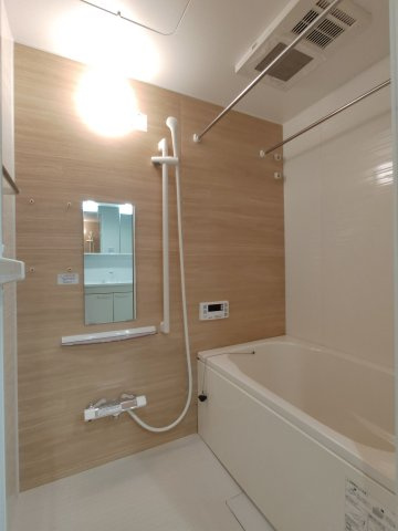 日商岩井北浦和マンションB棟の浴室|浴室　浴室換気乾燥暖房機付き　天気の悪い日にこちらで洗濯物を干すことができます。