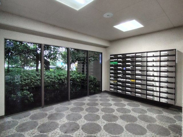 日商岩井北浦和マンションB棟のエントランス|エントランス：集合ポスト