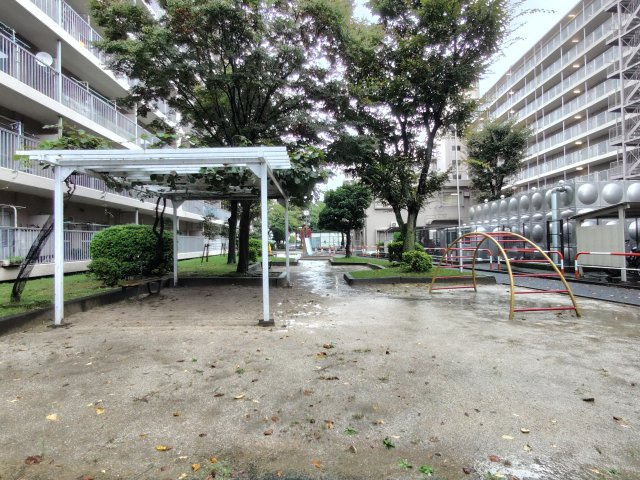日商岩井北浦和マンションB棟の中庭|敷地内には公園がございます。