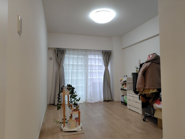 日商岩井北浦和マンションB棟の洋室|洋室：6.0帖　リビングとは繋がって常時扉を開放できます。