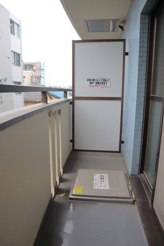 ヒュース板橋本町のバルコニー|外からの目が気にならないバルコニーで洗濯物が干せます