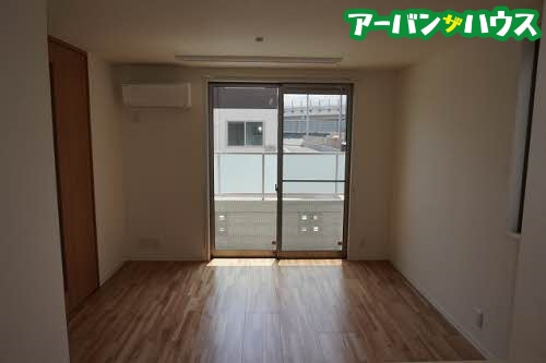 ＲＡＩＮＢＯＷ中島Ｂ棟の居間・リビング