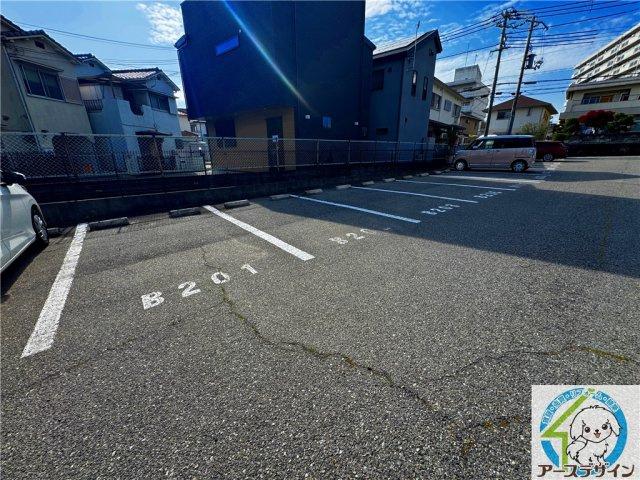 アデアコートB棟の駐車場