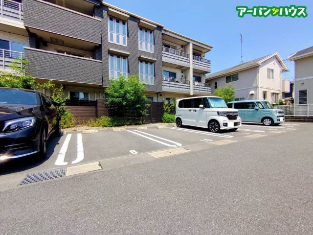 アルネストの駐車場