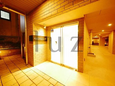 エストゥルース横濱吉野町のエントランス