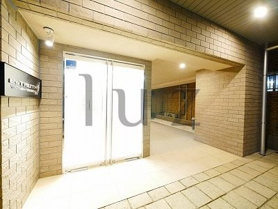 エストゥルース横濱吉野町のエントランス
