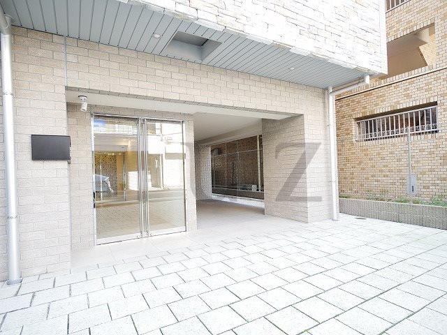 エストゥルース横濱吉野町のエントランス