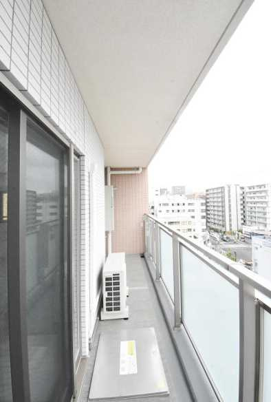 エストゥルース横濱吉野町のバルコニー