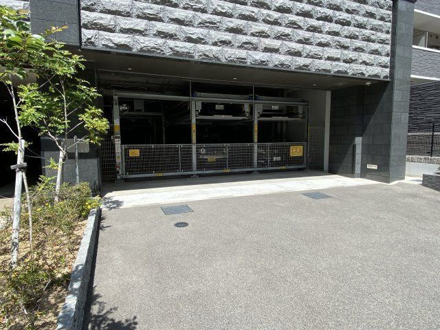 プレサンスKOBEアモーレの駐車場