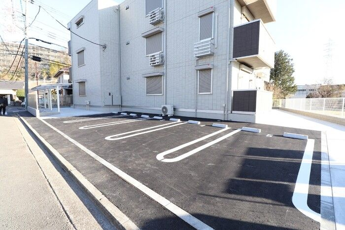 アベニール大倉山の駐車場