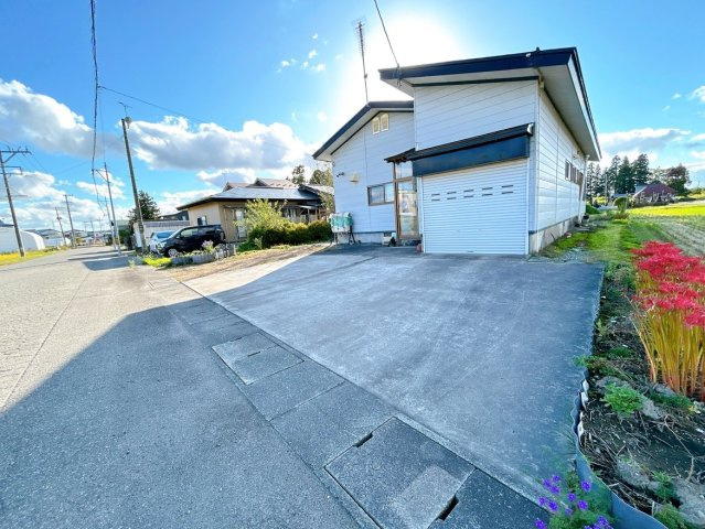 【駐車場】 | 大仙市四ツ屋字前田　戸建て | 【現況販売】駐車場です。車庫も含めて普通車3台、軽自動車1台駐車可能です。