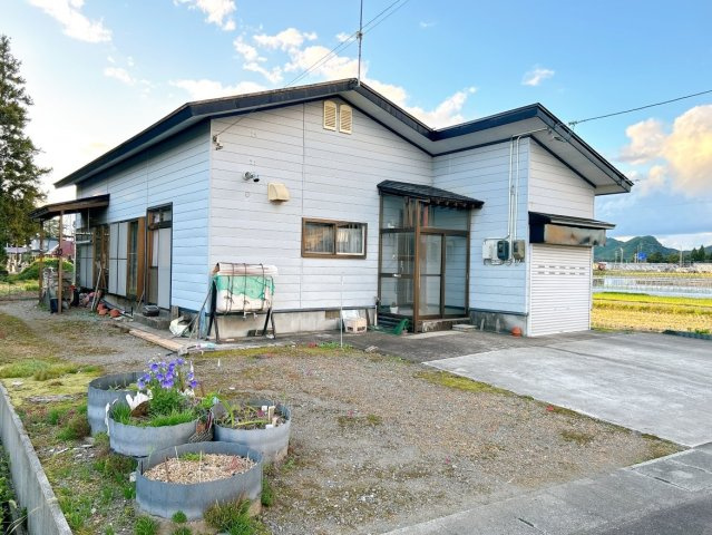 【外観】 | 大仙市四ツ屋字前田　戸建て | 【9/30まで期間限定現況販売】価格には消費税を含みます。自社物件につき随時ご案内可能。内覧希望の方はお電話ください。
