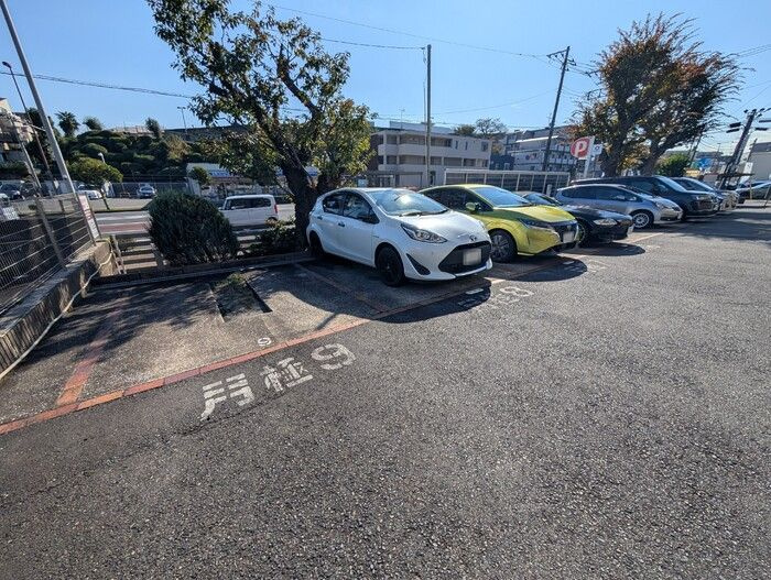 サニーフラット三ツ沢の駐車場