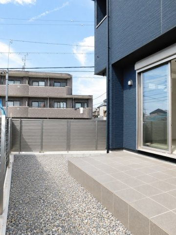 名古屋市緑区梅里２丁目の新築一戸建の庭|◇庭◇　　プライバシー性の高いテラスの庭付き♪　家族の憩いの場になります♪