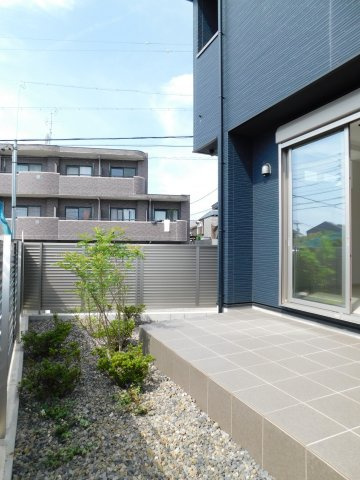 名古屋市緑区梅里２丁目の新築一戸建の庭|◇プライベートガーデン◇　　プライバシー性の高いテラスの庭付き♪　家族の憩いの場になります♪