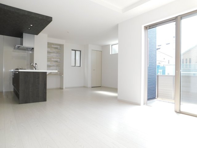 名古屋市緑区梅里２丁目の新築一戸建の居間・リビング|◇リビング◇　　南面で広くて明るく広いリビング１９．１帖　カウンター＋収納付き♪