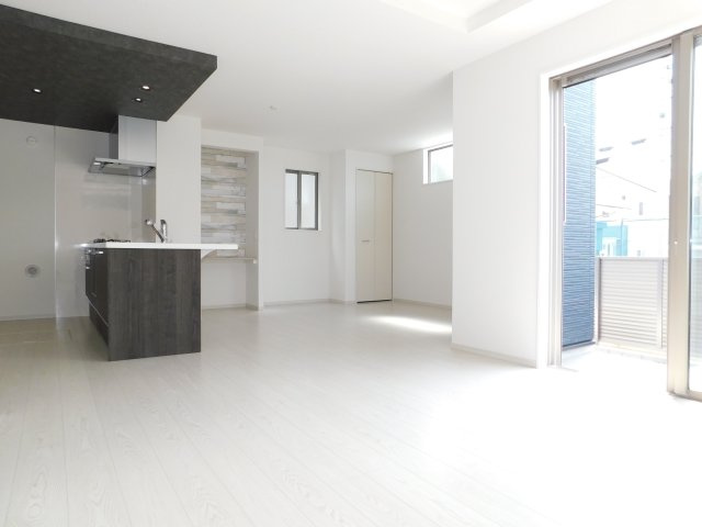 名古屋市緑区梅里２丁目の新築一戸建の居間・リビング|◇リビング◇　　南面で広くて明るく広いリビング１９．１帖　カウンター＋収納付き♪