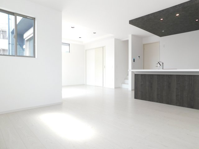 名古屋市緑区梅里２丁目の新築一戸建の居間・リビング|◇リビング◇　　南面で広くて明るく広いリビング１９．１帖　三面採光の開放感のある空間♪